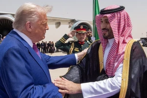 Thái tử Saudi Arabia Mohammed bin Salman Al Saud (phải) đón Tổng thống Mỹ Donald Trump tại sân bay Malik Khalid ở Riyadh, ngày 13/5/2025. (Ảnh: TTXVN)