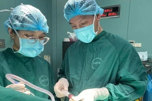Bác sĩ tiến hành phẫu thuật cho bệnh nhân.