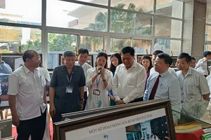 Các đại biểu tham quan triển lãm.