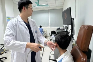 Bác sĩ tiến hành nội soi cho bệnh nhi. 
