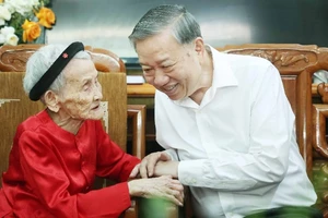 Tổng Bí thư Tô Lâm thăm hỏi Mẹ Việt Nam Anh hùng Lê Thị Sáu. (Ảnh: THỐNG NHẤT/TTXVN)