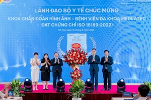 Lãnh đạo Bộ Y tế chúc mừng bệnh viện.