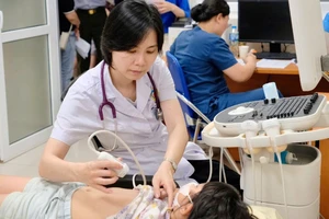 Siêu âm tầm soát tim bẩm sinh cho trẻ em.