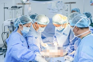 Các bác sĩ phẫu thuật u quái cho bé sơ sinh. 
