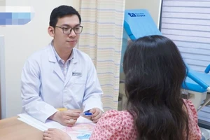 Bác sĩ chuyên khoa I Lê Quang Hưng tư vấn cho sản phụ. 