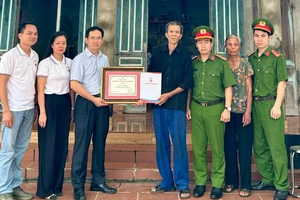 Đoàn công tác của Hiệp hội Phòng cháy chữa cháy và Cứu nạn cứu hộ Việt Nam cùng Phòng Cảnh sát Phòng cháy chữa cháy và cứu nạn cứu hộ, Công an tỉnh Phú Thọ tặng quà tri ân gia đình anh Đặng Duy Doanh. 
