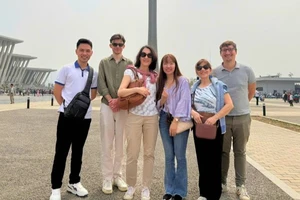 Thành viên Câu lạc bộ Hanoi Free Private Tour Guide dẫn du khách quốc tế tham quan Bảo tàng Lịch sử quân sự Việt Nam. 