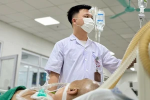 Các bác sĩ nỗ lực cứu chữa cho bệnh nhân. (Ảnh: BVCC)