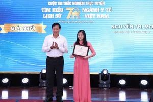 Thứ trưởng Y tế Đỗ Xuân Tuyên trao giải Nhất cá nhân. 