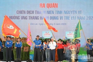 Đồng chí Đỗ Văn Chiến trao Cờ hiệu Chiến dịch thanh niên tình nguyện hè 2025.