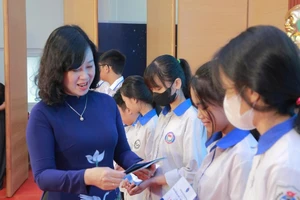 Bộ trưởng Y tế Đào Hồng Lan tặng quà cho các em nhỏ.