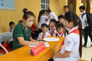 Tổ chức tiêm vaccine phòng bệnh cho trẻ em tại huyện Bắc Quang. Ảnh: Minh Đức