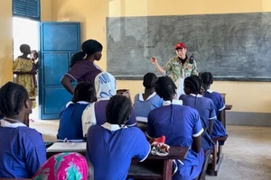 Thượng úy Nguyễn Sỹ Công dạy học cho trẻ em tại Nam Sudan. (Ảnh: NVCC)