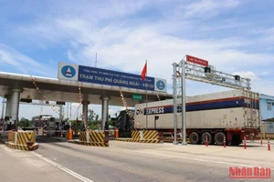 Giao thông thông suốt trên cao tốc Đà Nẵng-Quảng Ngãi khi qua Trạm thu phí Quảng Ngãi.
