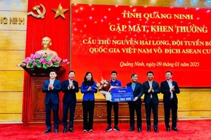 Lãnh đạo tỉnh Quảng Ninh khen thưởng cầu thủ Nguyễn Hai Long, Đội tuyển bóng đá Việt Nam.