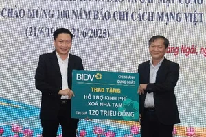 Lãnh đạo Báo Quảng Ngãi tiếp nhận biểu trưng hỗ trợ kinh phí ủng hộ chương trình xóa nhà tạm, nhà dột nát từ BIDV chi nhánh Dung Quất.