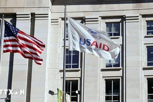 Quốc kỳ Mỹ và cờ của Cơ quan Phát triển Quốc tế Mỹ (USAID) tại trụ sở của USAID ở Washington, D.C. (Ảnh: Reuters/TTXVN)