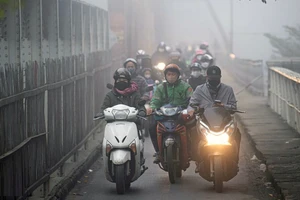 Khu vực Hà Nội có mưa nhỏ, mưa phùn và sương mù; đêm và sáng trời lạnh. (Ảnh minh họa)