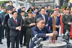 Tổng Bí thư Tô Lâm dâng hương tại Nhà Tưởng niệm Tổng Bí thư Nguyễn Văn Linh (huyện Yên Mỹ). (Ảnh: Đăng Khoa)