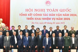 Thường trực Ban Bí thư Trần Cẩm Tú với các đại biểu tại Hội nghị toàn quốc tổng kết công tác dân vận năm 2024, triển khai nhiệm vụ năm 2025.