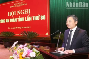 Đồng chí Nguyễn Đình Việt, Phó Bí thư Tỉnh ủy, Chủ tịch Ủy ban nhân dân tỉnh Sơn La phát biểu chỉ đạo tại hội nghị.