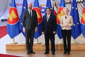 Chủ tịch Hội đồng châu Âu Charles Michel, Chủ tịch Ủy ban châu Âu Ursula Von der Leyen và Thủ tướng Phạm Minh Chính tại Hội nghị cấp cao kỷ niệm 45 năm quan hệ Hiệp hội các quốc gia Đông nam Á (ASEAN) và Liên minh châu Âu (EU), tháng 12/2022. (Ảnh: VGP/Nhật Bắc)