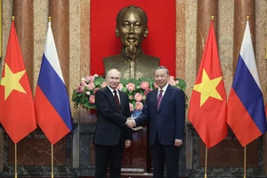 Tổng Bí thư Tô Lâm và Tổng thống Liên bang Nga Vladimir Putin chụp ảnh chung. (Ảnh: Văn phòng Chủ tịch nước)