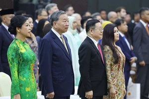 Tổng Bí thư Tô Lâm và Phu nhân cùng Tổng Thư ký ASEAN Kao Kim Hourn và Phu nhân thực hiện nghi thức chào cờ ASEAN. (Ảnh: Thống Nhất/TTXVN)