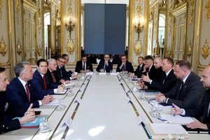 Các nhà đàm phán họp tại Paris, Pháp. (Ảnh GETTY).
