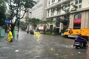 Một điểm ngập tại phố Phan Bội Châu.