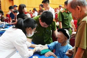 Lấy mẫu ADN cho thân nhân liệt sĩ chưa xác định được danh tính.