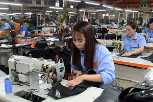 Công nhân Công ty Ladoda may túi, cặp da phục vụ thị trường trong nước và xuất khẩu. (Ảnh: TRẦN HẢI)
