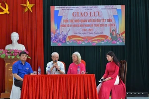 Cựu chiến binh Giang Hồng Phúc, bà Bùi Phương Thảo, Trưởng Ban liên lạc Truyền thống Tây Tiến tọa đàm với các bạn trẻ huyện Nho Quan.