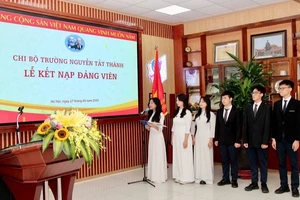 Lễ kết nạp đảng viên của chi bộ Trường THCS và THPT Nguyễn Tất Thành.