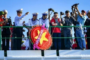 Đoàn công tác thực hiện nghi lễ tưởng niệm 64 cán bộ chiến sĩ đã anh dũng hy sinh vì sự nghiệp bảo vệ chủ quyền biển đảo thiêng liêng của Tổ quốc. (Ảnh: TRẦN THÀNH ĐẠT)