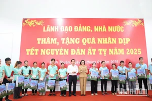 hó Chủ tịch Quốc hội Nguyễn Thị Thanh trao quà Tết đến người nghèo, công nhân, người lao động có hoàn cảnh khó khăn của huyện Thuận Bắc, tỉnh Ninh Thuận. (Ảnh: NGUYỄN TRUNG)