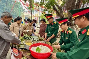 Cán bộ chiến sĩ Bộ Chỉ huy Quân sự tỉnh Ninh Thuận cùng tham gia Chương trình "Ngày hội bánh chưng xanh" với đồng bào dân tộc Raglai, xã Phước Chiến, huyện Thuận Bắc, tỉnh Ninh Thuận. (Ảnh: DANH TÀI)