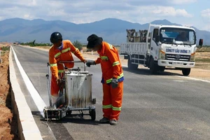 Đơn vị thi công dự án thành phần 1 đang khẩn trương hoàn tất những hạng mục cuối của tuyến đường.