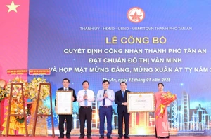 Lãnh đạo thành phố Tân An (Long An) đón nhận cờ thi đua của Chính phủ vì đã có thành tích tiêu biểu xuất sắc, dẫn đầu phong trào thi đua yêu nước năm 2023 của tỉnh Long An.