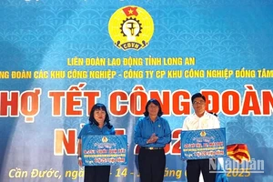 Liên đoàn Lao động tỉnh Long An trao quà và vé tàu, xe và máy bay cho Công đoàn các khu công nghiệp để trao lại cho người lao động. 