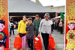 Nhiều gia đình có hoàn cảnh khó khăn mua hàng từ phiên “Chợ Xuân 0 đồng-Lan tỏa yêu thương” do Quân khu 7 tổ chức. 