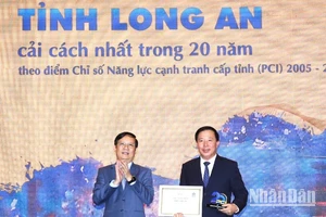 Chủ tịch VCCI, Phạm Tấn Công trao giấy chứng nhận cho tỉnh Long An với vị trí thứ 2/63 tỉnh, thành phố cải cách nhất trong 20 qua.