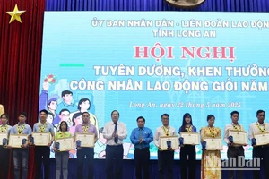 Lãnh đạo tỉnh Long An trao Bằng khen của Chủ tịch Ủy ban nhân dân tỉnh cho công nhân lao động giỏi năm 2024. 