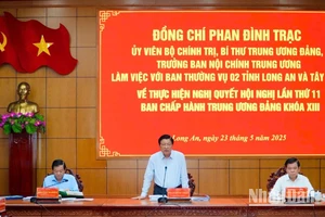 Uỷ viên Bộ Chính trị, Bí thư Trung ương Đảng, Trưởng Ban Nội chính Trung ương Phan Đình Trạc làm việc với Ban Thường vụ hai tỉnh Long An và Tây Ninh.
