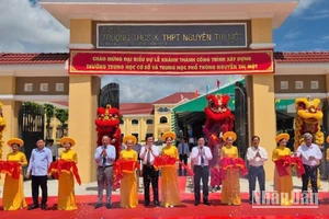 Lãnh đạo tỉnh qua các thời kỳ cắt băng khánh thành. 