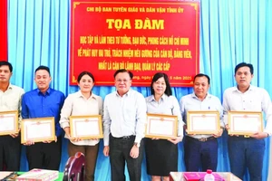 Tuyên giáo và Dân vận Tỉnh ủy Tiền Giang khen thưởng các cá nhân điển hình trong học tập và làm theo Bác.