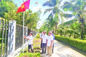 Người dân tham gia xây dựng tuyến đường đẹp giúp cảnh quan môi trường sáng, xanh, sạch đẹp.