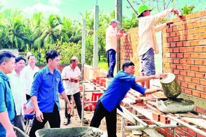 Đoàn Thanh niên xã An Ngãi Tây (huyện Ba Tri) giúp gia đình bà Phạm Thị Ngọc Hân xây dựng nhà mới.