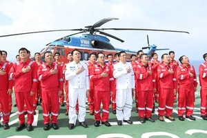 Phó Thủ tướng Bùi Thanh Sơn và các đại biểu thực hiện nghi thức chào cờ tại Giàn công nghệ Trung tâm CPP-Lô 15-1. (Ảnh: VGP/Hải Minh)