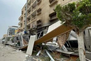 Một tòa nhà bị phá hủy do các cuộc đụng độ bạo lực ở thủ đô Tripoli của Libya. (Ảnh: Tân Hoa xã)